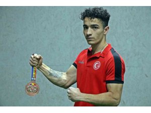 Hem okudu hem çalıştı, hiç destek almadan gittiği dünya şampiyonasından üçüncü olarak döndü