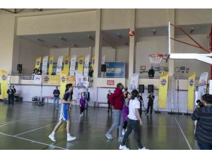Büyükşehir Belediyesinin basketbolcuları, genç yeteneklerle buluştu
