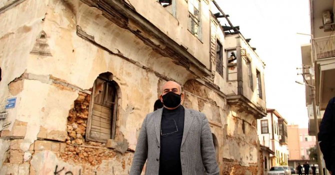 Koruma altındaki tarihi yapılarda çıkan yangınlar, mahalle muhtarını bezdirdi