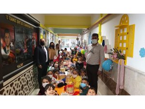 Minikler ilmek ilmek sevgi örüyor