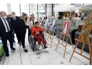 Engelli sanatçının ayaklarıyla yaptığı resimler sergilendi