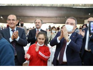 Başkan Böcek engelli bireylerler ve aileleriyle bir araya geldi