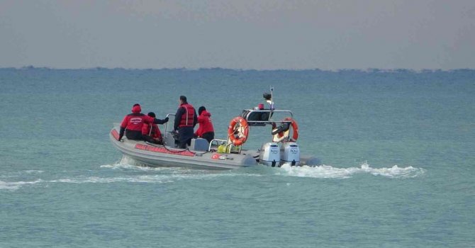 Bindikleri tekneden denize atlamaya zorlanan 2 göçmenin cesedine ulaşıldı