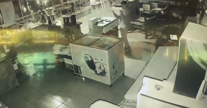 Evden kaçıp 3 ayrı iş yerini soydu, parayı bulunca sevinçten oynadı