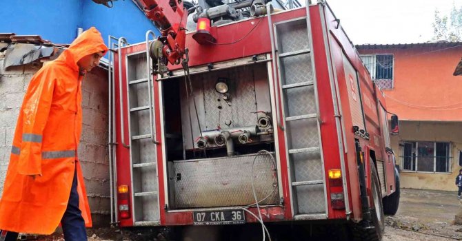 Yangına giden itfaiye aracı, çöken foseptik çukurunda mahsur kaldı