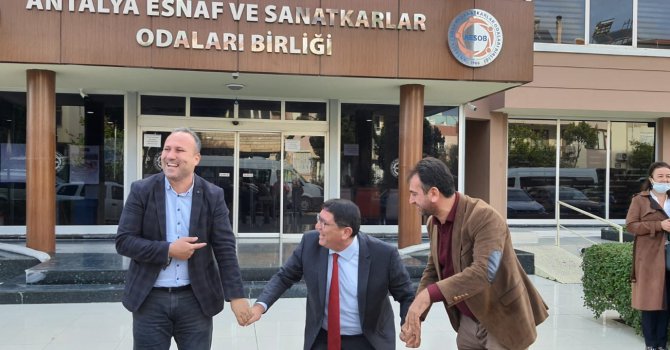 KİM KİMİN ELİNİ KALDIRDI?