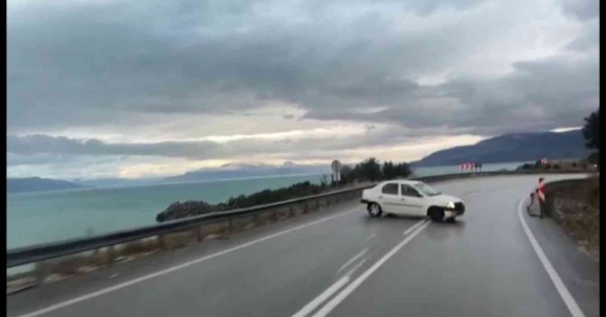 Virajı alamayan otomobil karşıdan gelen kamyonetle çarpıştı