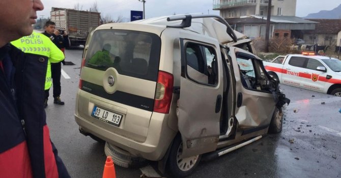 Tıra arakadan çarpan hafif ticari araç 4 kişiye mezar oldu