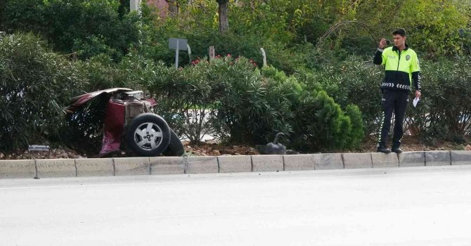 Kazada kopan otomobilin ön kısmı metrelerce savruldu