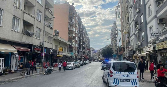 Mersin’de iki grubun kavgasında yoldan geçen şahıs tabanca ile yaralandı