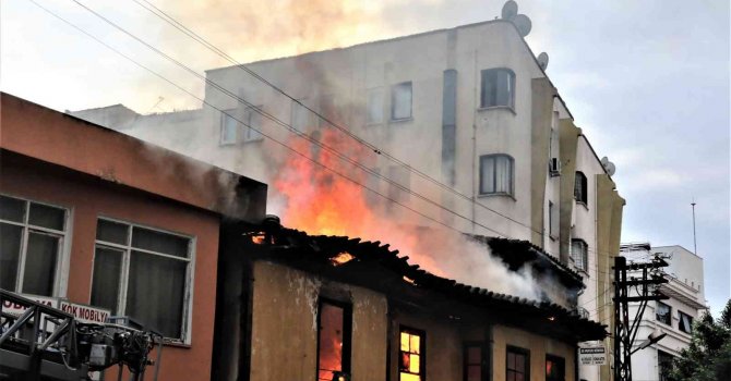 Antalya’da yanan binanın birinci katında mahsur kalan genç kız atlayarak hayata tutundu