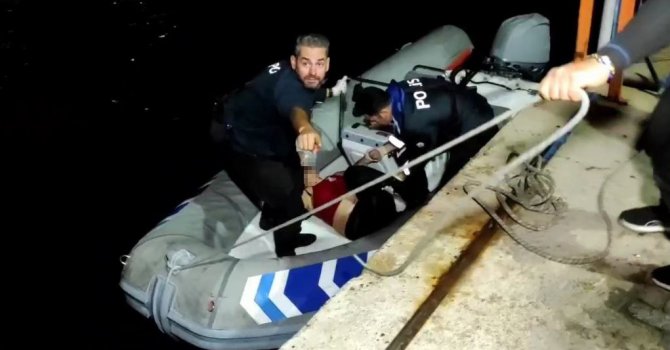 Kıyafetleriyle denize giren kadının çığlıklarına deniz polisi yetişti