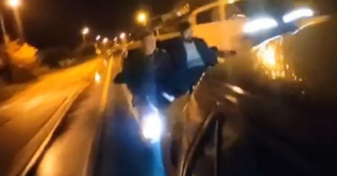 Karayolunda yakıtı biten araca ölümüne destek görüntüleri cezasız kalmadı