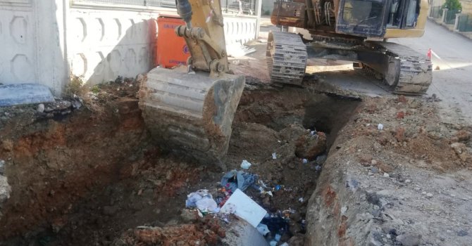 Kanalizasyon kazısında toprak kaydı: 1 işçi yaralandı