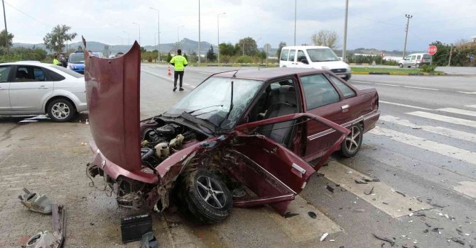 Antalya’da otomobiller çarpıştı: 3 yaralı