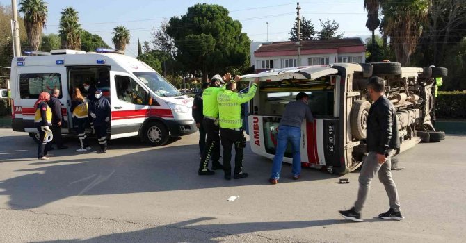 Hasta taşıyan ambulans ile hafif ticari araç çarpıştı: 4 yaralı