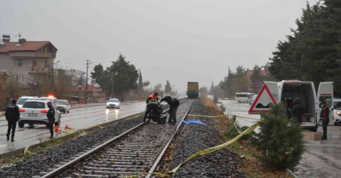 Demiryolundan karşıya geçmek isteyen kadına yük treni çarptı: 1 ölü