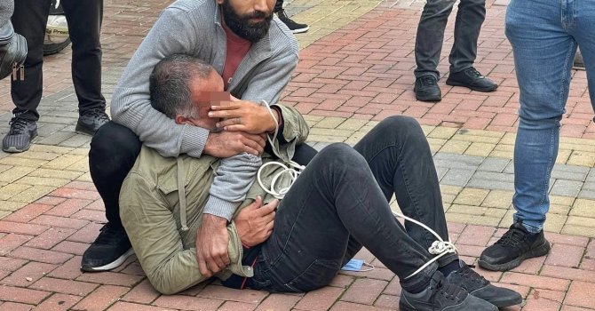 Dolandırıcılık şüphelisi, esnaf tarafından yakalanıp kaçmaması için elektrik kablosuyla bağlandı