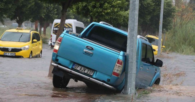 Antalya’da yollar dere yatağına döndü, araçlar mahsur kaldı