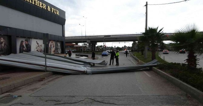 Manavgat’ta fırtına iş yerinin çatısını caddeye uçurdu