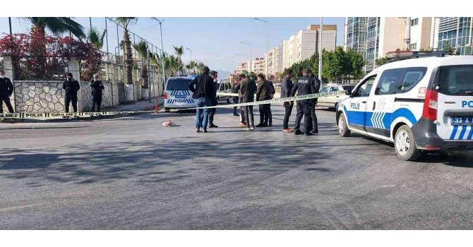 Adliye yanında 2 kişi silahla yaralandı