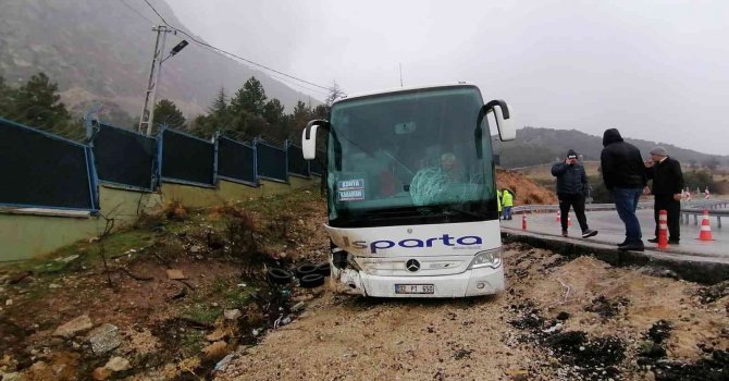 Otobüs yoldan çıktı kaza ucuz atlatıldı