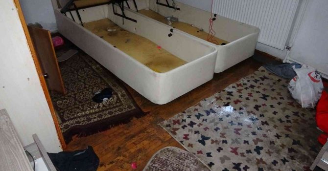 Isparta’da 2 çocuklu çiftin evi göle döndü