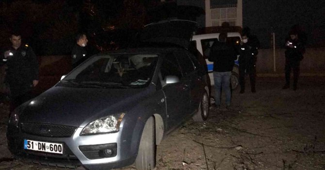 Yaralama suçundan aranan kişi otomobille polisten kaçtı, merdiven boşluğunda yakalandı
