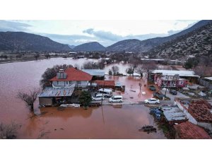 Sel suları mahalleyi gölete çevirdi