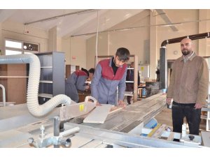 Öğrenciler okullara kütüphane mobilyası üretiyor