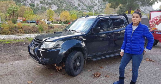 Taşan derede mahsur kalan kadını turistler kurtardı