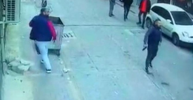 Mersin’de bir kişinin yaralandığı silahlı kavga kamerada