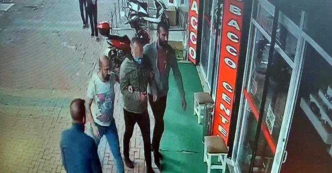 Esnafın yakalayıp elektrik kablosuyla bağladığı şüpheli suç makinesi çıktı