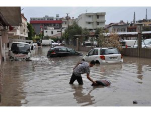 Silifke’de yağışlar sele neden oldu, araçlar sulara kapıldı