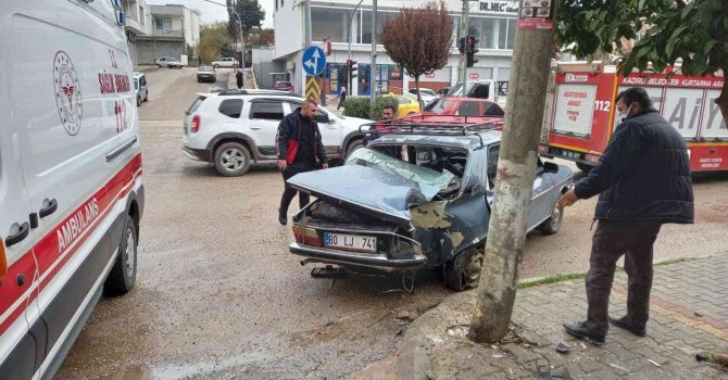 Kaldırımda bekleyen iki öğrenci kazadan elektrik direği sayesinde kurtuldu