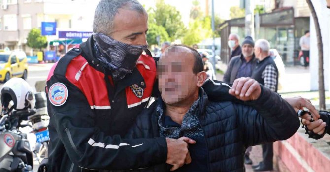 Kahvehanesi mühürlenen adam çatıya çıktı