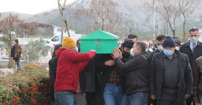 Tren kazasında hayatını kaybeden anne toprağa verildi