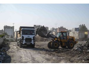 Mersin’de çöp ve moloz yığınları ortadan kaldırılıyor