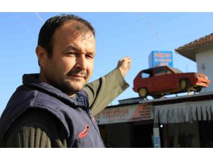 Adres tarifi için çatısına otomobil koydu