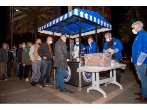 Seyhan Belediyesinden vatandaşlara sıcak çorba ikramı