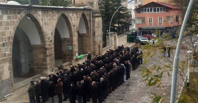Sahte içkiden ölen emekli öğretmenin cenazesi defnedildi