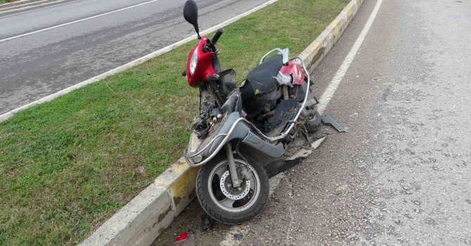 Hurdacı kamyoneti, motosiklete çarpıp kaçtı