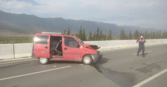 Hafif ticari araç beton bariyere çarptı: 2 yaralı