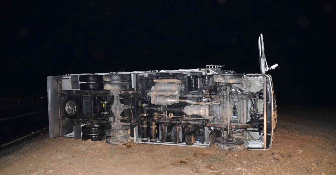 Kamyon şarampole devrildi, sürücü kazayı yara almadan atlattı