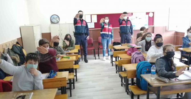 Antalya’da jandarmadan öğrencilere ‘KADES ve kadına yönelik şiddetle mücadele’ eğitimi