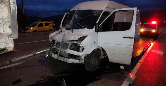 Isparta’da minibüsle kamyon çarpıştı: 1 yaralı