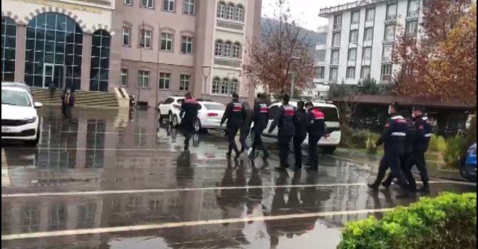 Sahte polisler jandarmaya yakalandı