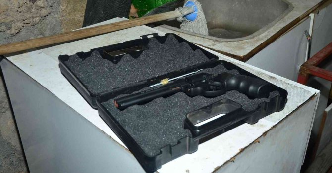 Gece kartallarına “Yetkiniz yok, arayamazsın" diyen sürücünün aracından kurusıkı tabanca çıktı