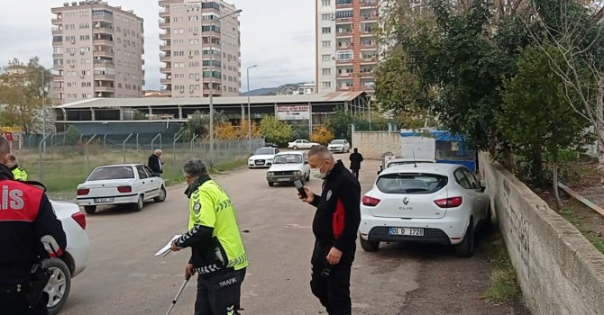 Adana’da otomobil öğrencilere çarptı: 1 ölü, 1 yaralı