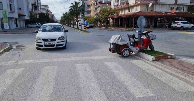 Otomobil, engelli motosikletine çarptı: 1 yaralı